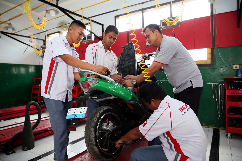 Siswa mengecek kondisi motor listrik sebelum diuji coba di SMKN 1 Nglegok, Blitar, Jawa Timur, Rabu (1/2/2023). Prototipe motor listrik karya siswa SMKN 1 Nglegok yang diberi nama Gili-1 tersebut digerakkan menggunakan baterai jenis Lithium ION berkapasitas 72 volt 20 AH sehingga mampu menempuh jarak 60 hingga 75 kilometer dengan kecepatan antara 94 hingga 99 kilometer per jam. ANTARA FOTO/Irfan Anshori/nym.