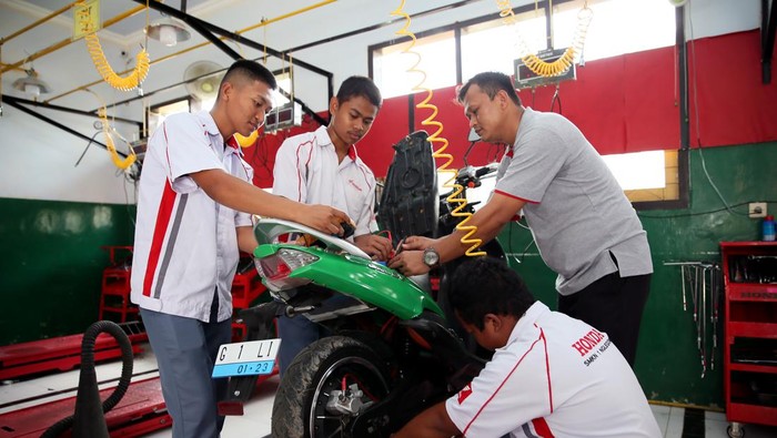 Siswa mengecek kondisi motor listrik sebelum diuji coba di SMKN 1 Nglegok, Blitar, Jawa Timur, Rabu (1/2/2023). Prototipe motor listrik karya siswa SMKN 1 Nglegok yang diberi nama Gili-1 tersebut digerakkan menggunakan baterai jenis Lithium ION berkapasitas 72 volt 20 AH sehingga mampu menempuh jarak 60 hingga 75 kilometer dengan kecepatan antara 94 hingga 99 kilometer per jam. ANTARA FOTO/Irfan Anshori/nym.