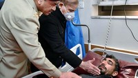 Perdana Menteri Pakistan Shehbaz Sharif menjenguk korban luka di salah satu masjid di Peshawar. (Press Information Department via AP)