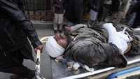 Salah satu korban tampak menderita luka di bagian tangan dan kepala. Saat ini tangan dan kepalanya telah dibebat perban. (Press Information Department via AP)