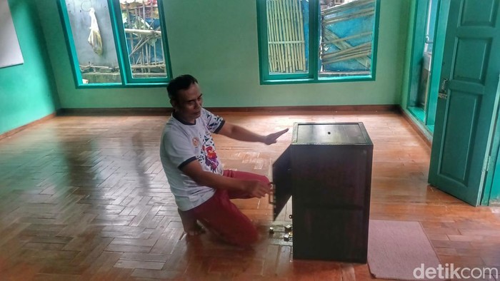 Kotak amal di Masjid Bandung yang dibobol maling.
