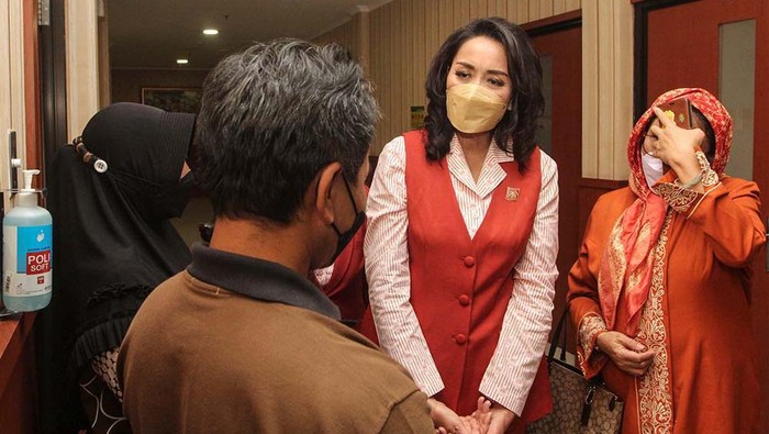 Ketua Umum Kongres Wanita Indonesia (KOWANI) Giwo Rubianto Wiyogo berbincang dengan orang tua Siti Khotimah di RS Polri, Kramat Jati, Jakarta Timur, Selasa (31/1/23).