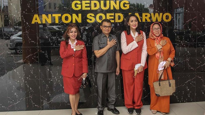 Ketua Umum Kongres Wanita Indonesia (KOWANI) Giwo Rubianto Wiyogo berbincang dengan orang tua Siti Khotimah di RS Polri, Kramat Jati, Jakarta Timur, Selasa (31/1/23).
