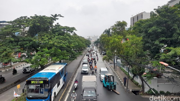 Lalu lintas di Jl Daan Mogot, Jakarta Barat, 1 Februari 2023. (Ilham Oktafian/detikcom)