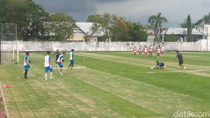 Latihan kiper PSM Makassar di Stadion Kalegowa jelang menghadapi Arema FC.