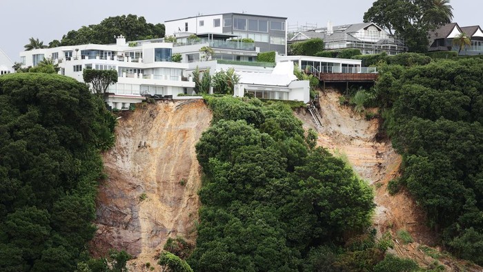Longsor-Banjir Terjang Auckland Selandia Baru AUCKLAND, NEW ZEALAND - FEBRUARY 01: A large slip on the cliffs below Parnell make houses unsafe on February 01, 2023 in Auckland, New Zealand. New Zealand's largest city, Auckland, was hit with a historic amount of torrential rainfall on Friday, causing severe flooding which inundated roads and property across the city, with four people so far confirmed dead. Residents and emergency services began to take stock of the damage from the largest amount of rainfall in a day on record, and began recovery efforts over the weekend - an effort that is under threat due to forecast heavy rain and warnings issued throughout the region. (Photo by Fiona Goodall/Getty Images)