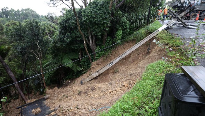 Longsor-Banjir Terjang Auckland Selandia Baru AUCKLAND, NEW ZEALAND - FEBRUARY 01: A large slip on the cliffs below Parnell make houses unsafe on February 01, 2023 in Auckland, New Zealand. New Zealand's largest city, Auckland, was hit with a historic amount of torrential rainfall on Friday, causing severe flooding which inundated roads and property across the city, with four people so far confirmed dead. Residents and emergency services began to take stock of the damage from the largest amount of rainfall in a day on record, and began recovery efforts over the weekend - an effort that is under threat due to forecast heavy rain and warnings issued throughout the region. (Photo by Fiona Goodall/Getty Images)