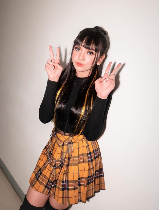 Dalam setiap penampilannya makeup Lyodra pun selalu terlihat flawless. Dengan riasan mata yang intens dan rambut panjang lurus yang diikat setengah, penampilan Lyodra terlihat manglingi. Foto: Instagram/@lyodraofficial