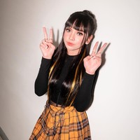 Dalam setiap penampilannya makeup Lyodra pun selalu terlihat flawless. Dengan riasan mata yang intens dan rambut panjang lurus yang diikat setengah, penampilan Lyodra terlihat manglingi. Foto: Instagram/@lyodraofficial