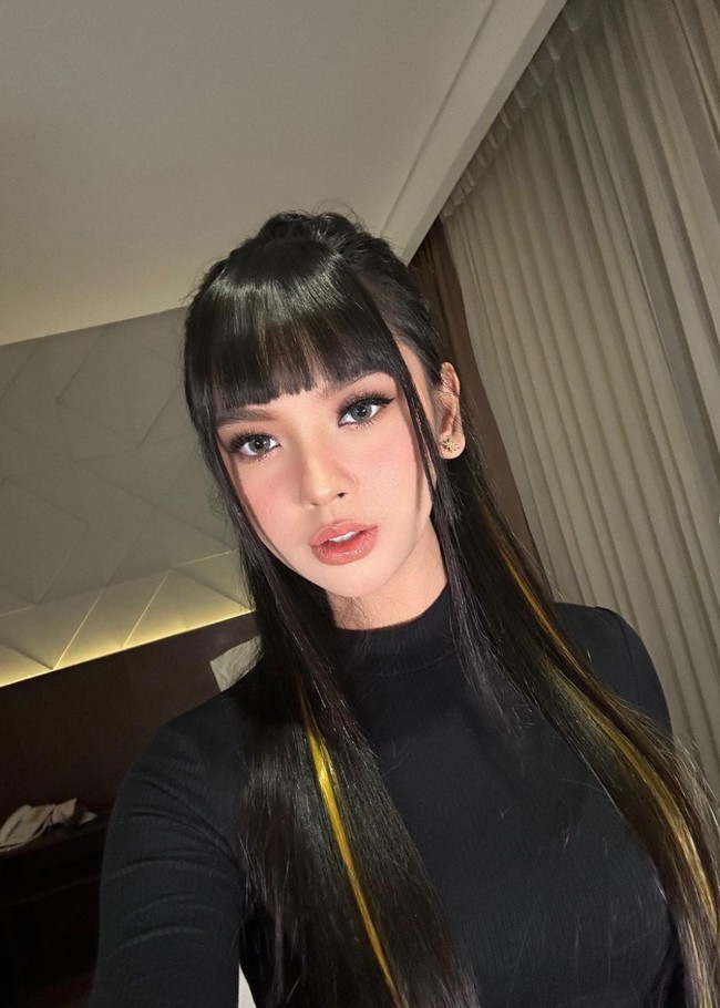 Nama Lyodra sendiri mulai dikenal usai dirinya keluar sebagai salah satu pemenang di ajang pencarian bakat Indonesian Idol. Beberapa lagu yang dibawakannya yang cukup terkenal saat ini ialah berjudul Sang Dewi dan Pesan Terakhir. Foto: Instagram/@lyodraofficial