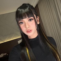 Nama Lyodra sendiri mulai dikenal usai dirinya keluar sebagai salah satu pemenang di ajang pencarian bakat Indonesian Idol. Beberapa lagu yang dibawakannya yang cukup terkenal saat ini ialah berjudul Sang Dewi dan Pesan Terakhir. Foto: Instagram/@lyodraofficial