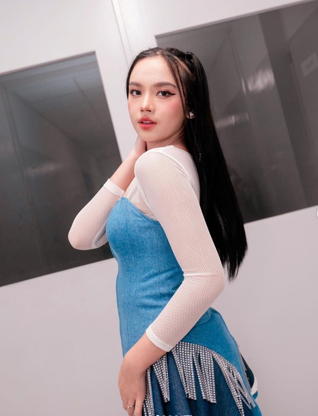 Lyodra kerap mencuri atensi melalui prestasi serta penampilannya. Belakangan penyanyi 19 tahun itu terlihat kerap tampil bergaya bak cewek Korea. Penampilannya itu pun kerap dibagikan Lyodra ke akun Instagramnya. Foto: Instagram/@lyodraofficial