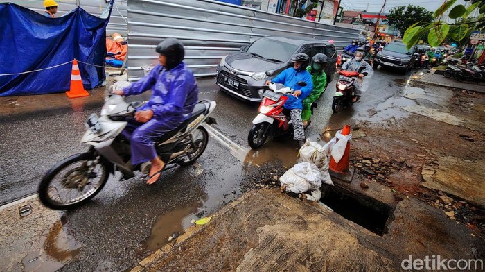Macet Akibat Galian Kabel di Bintaro Tangsel Para pengendara melintasi proyek galian kabel tegangan tinggi 150kv di Jl Bintaro Utama V, Pondok Karya, Tangerang Selatan, Banten, Rabu (1/2/2023). Akibat proyek ini, arus lalu lintas terpantau padat dari arah Pondok Karya menuju Bintaro, Jakarta.