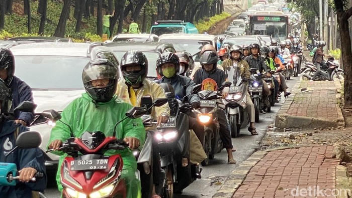 Macet Jl Tb Simatupang selepas simpang susun Antasari, Jaksel, 1 Februari 2023, pagi (Devi Puspitasari/detikcom)