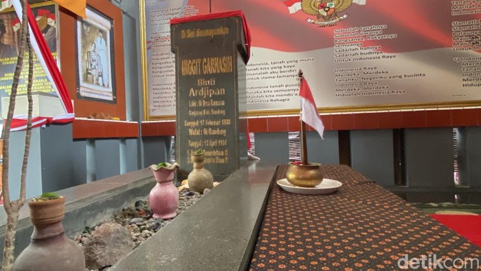 Makam Inggit Garnasih di TPU Caringin Porib, Kecamatan Babakan Ciparay, Kota Bandung, Jawa Barat.