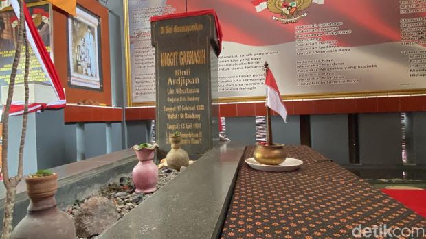 Makam Inggit Garnasih di TPU Caringin Porib, Kecamatan Babakan Ciparay, Kota Bandung, Jawa Barat.