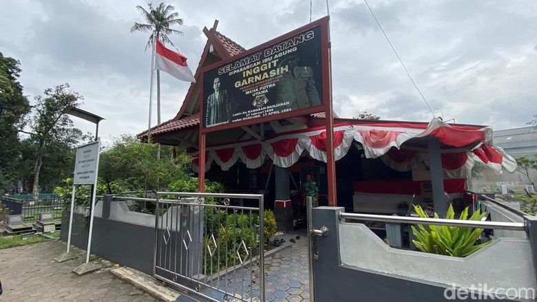 Makam Inggit Garnasih di TPU Caringin Porib, Kecamatan Babakan Ciparay, Kota Bandung, Jawa Barat. Makam Inggit Garnasih di TPU Caringin Porib, Kecamatan Babakan Ciparay, Kota Bandung, Jawa Barat.