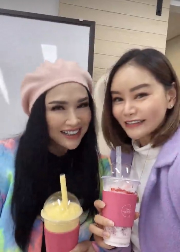 Makin Cantik dan Tampil Muda, Ini Potret Kulineran Titi DJ Makin Cantik dan Tampil Muda, Ini Potret Kulineran Titi DJ