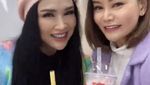 Makin Cantik dan Tampil Muda, Ini Potret Kulineran Titi DJ