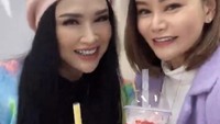 Di Instagramnya sendiri, Titi DJ cukup sering membagikan momen kulinerannya hingga jalan-jalan serunya. Seperti pose menikmati minuman ini di Korea Selatan.  Foto: Instagram/Pool
