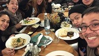 Kalau ini keseruan Titi DJ dengan beberapa teman dan kerabatnya. Mereka memesan hidangan pasta, steak hingga dessert. Foto: Instagram/Pool