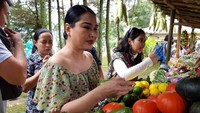  Tampil ayu saat memilih buah-buahan dan sayuran, potret ibu dari empat anak ini memang selalu menarik. Foto: Instagram/Pool