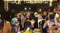 Rayakan ulang tahun bareng anak-anak, keluarga dan kerabatnya, Titi DJ dapat kejutan spesial berupa nasi tumpeng aneka lauk. Foto: Instagram/Pool