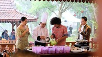 Nah kalau ini momen Titi DJ belajar masak bersama chef, di sebuah acara dengan konsep yang seru. Foto: Instagram/Pool
