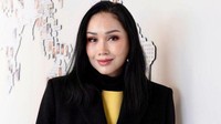 Nama diva papan atas, Titi DJ kembali disorot usai dirinya mengunggah foto terbarunya usai menjalani operasi anti aging di Korea Selatan. Banya yang memuji wajahnya yang tampak semakin muda. Foto: Instagram/Pool