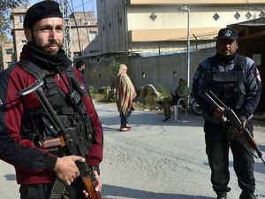 Bom Bunuh Diri Guncang Pakistan, 13 Tentara Tewas