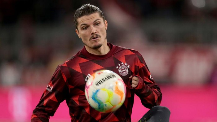 MUNICH, GERMANY - NOVEMBER 08: Marcel Sabitzer of Bayern Muenchen controls the Ball prior to the Bundesliga match between FC Bayern München and SV Werder Bremen at Allianz Arena on November 8, 2022 in Munich, Germany. (Photo by Harry Langer/DeFodi Images via Getty Images)