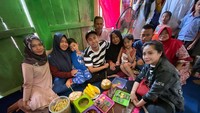 Tak hanya sekadar hubungan kerja, Raffi dan Nagita bahkan pernah berkunjung ke kampung halaman Mbak Lala. Saat itu mereka dijamu dengan berbagai hidangan. Foto: Instagram @shela_lala96