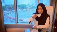 Bekerja bersama Raffi dan Nagita, Mbak Lala pun kerap diajak ke tempat-tempat mewah. Salah satunya ke hotel berbintang sambil menikmati kopi. Foto: Instagram @shela_lala96