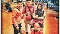 Nah, ini momen jadul Mbak Lala saat liburan ke luar negeri bersama keluarga Raffi Ahmad. Mbak Lala bahkan minum kopi bareng Raffi dan Merry. Foto: Instagram @shela_lala96