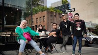 Turut dalam rangkaian tur keliling dunia, begini momen Mbak Lala saat nongkrong di kafe luar negeri. Bersama dengan beberapa tim RANS lainnya Foto: Instagram @shela_lala96