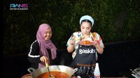 Terakhir ada momen Mbak Lala saat ikut membantu Nagita Slavina memasak jumbo untuk konten YouTube. Bahkan Mbak Lala sering mengomentari masakan Nagita. Foto: Instagram @shela_lala96