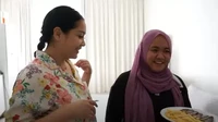 Saat ulang tahun, Shela Lala pun diberikan kejutan oleh Nagita Slavina. Bukan kue ulang tahun, melainkan steak. Foto: Instagram @shela_lala96