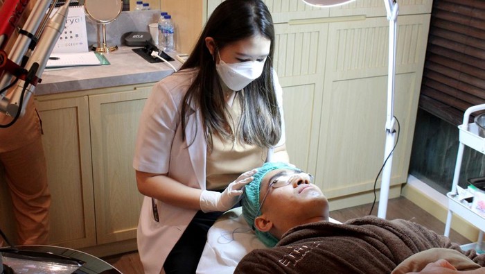 Mengintip Perawatan Anti Aging dengan Perpaduan Teknologi Canggih dan Tradisional Sebuah klinik kecantikan anti aging yang mengedepankan teknologi terkini dan perawatan tradisional kini hadir di Jakarta dengan hasil memuaskan. Yups, Etrea Anti Aging Clinic.