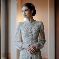 Mikha Tambayong juga mengunggah foto lain momen pernikahannya. Dia tampak memakai busana adat Sulawesi dengan sentuhan modern. Kebaya pengantin yang dikenakannya dipadu dengan kain tenun khas Makassar berwarna hijau. Foto: Instagram/@miktambayong