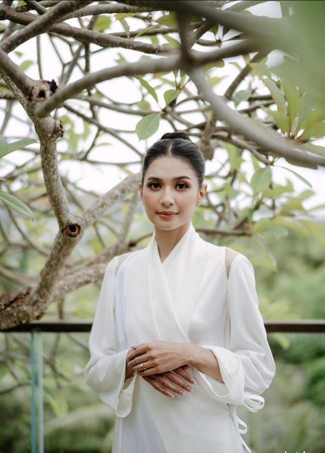 Tak ketinggalan, jubah pengantin atau bridal robe, yang dikenakan Mikha Tambayong saat sesi merias wajah. Bridal robe berkerah tinggi dengan detail lace membuat penampilannya anggun sekaligus stylish. Foto: Instagram/@miktambayong