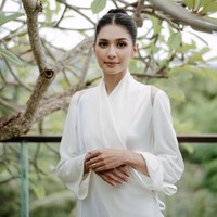 Tak ketinggalan, jubah pengantin atau bridal robe, yang dikenakan Mikha Tambayong saat sesi merias wajah. Bridal robe berkerah tinggi dengan detail lace membuat penampilannya anggun sekaligus stylish. Foto: Instagram/@miktambayong