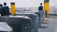 Menurut kesaksian sang fotografer, stasiun bawah tanah tersebut cukup efisien dan berjalan dalam beberapa menit saja.