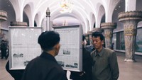 Pengunjung yang menunggu kedatangan kereta bisa membaca koran yang ditampilkan dalam bingkai kaca.