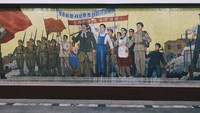 Lukisan pada dinding lainnya menampilkan berbagai profesi rakyat Korea Utara.