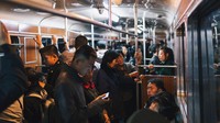 Kondisi di dalam kereta masih masih mirip dengan kota-kota besar negara lain. Itu terlihat penumpang yang sedang memainkan smartphone.
