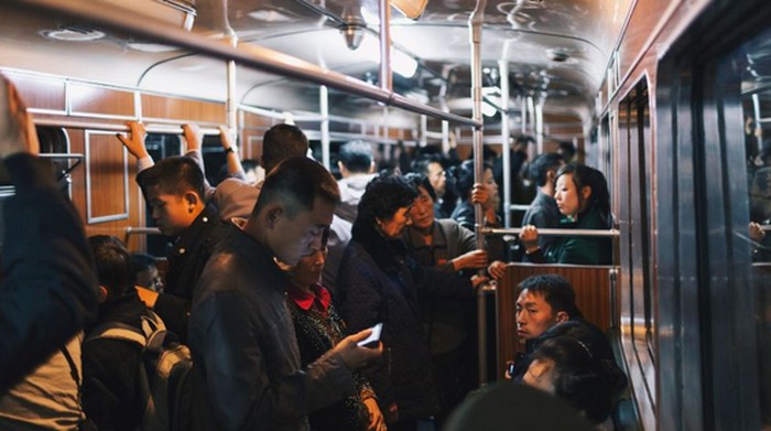 Misterius, Tegang, Begini Suasana Kereta Bawah Tanah Korea Utara Korea Utara merupakan negara dengan pemerintahan komunis yang tertutup terhadap negara lain. Begini suasana di kereta bawah tanah Korea Utara.