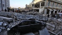 Sementara itu proses pencarian korban terus dilakukan di reruntuhan bangunan masjid. (AP Photo/Muhammad Sajjad)