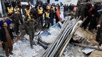 Ledakan itu menghancurkan masjid dan menewaskan ratusan jemaah yang sedang menunaikan salat. (Reuters/Fayaz Aziz)