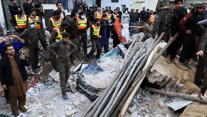 Serangan Bom bunuh diri di Pakistan tidak hanya menimbulkan korban jiwa dan luka. Ledakan bom juga mengakibatkan mobil rusak tertimpa bangunan masjid.