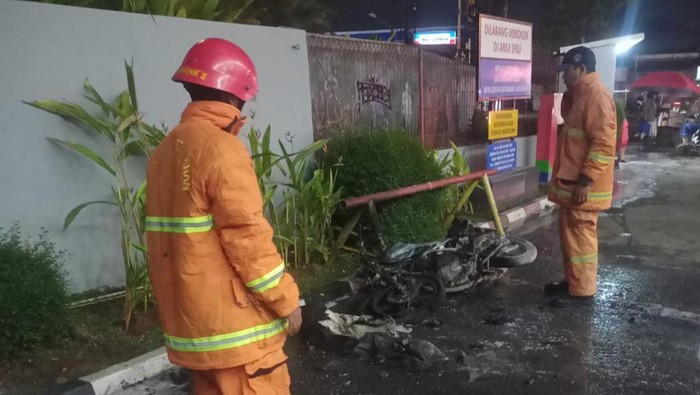 Motor terbakar usai isi BBM di SPBU Jl Raya Parung-Ciputat, Depok, Rabu (1/2/2023).